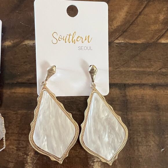 Southern Souel Drop Earrings Goldtone Geometric Fashion Earrings NEW - Picture 2 of 4